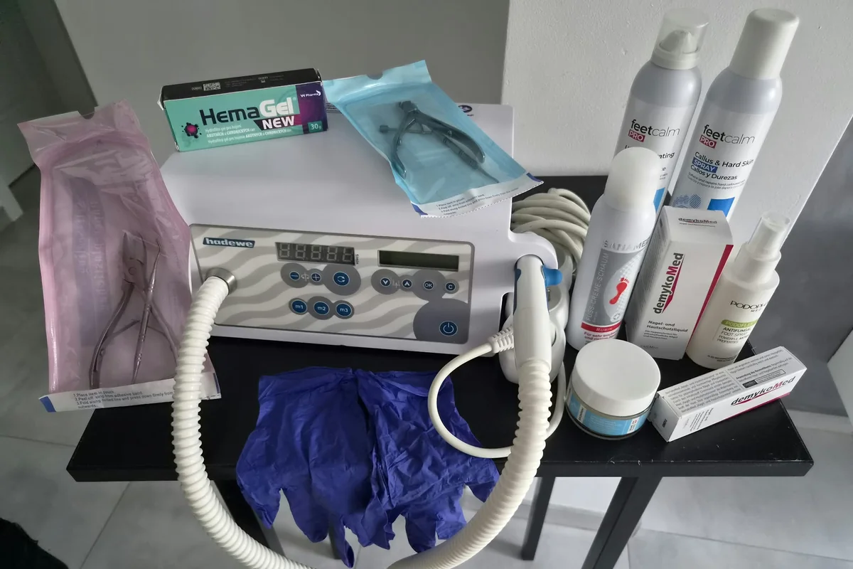 Moje vybavenie: prístroj na suchú pedikúru s odsávaním, nástroje sterilizované v zatavených obaloch, rukavice a prípravky